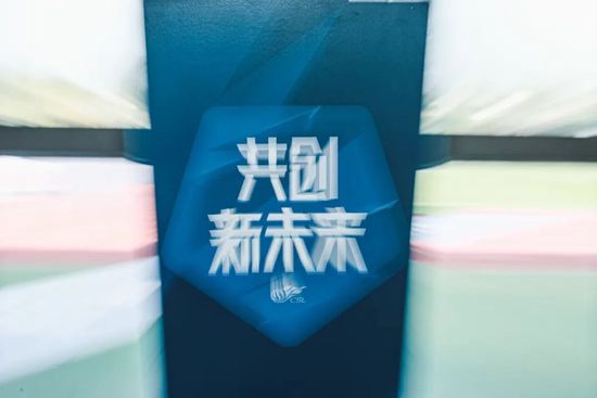 由黄璜编剧兼执导，李少红监制，定档于11月8日在全国上映的电影《武林孤儿》，发布了首支极具荒诞风格的预告片